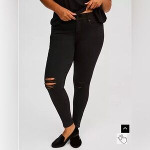 Torrid Bomshell Skinny Jeans size 26T black distressed